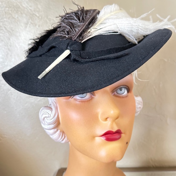 STRIKING 1940s\' BLACK FELT TILT HAT WITH BLACK/WHITE OSTRICH FEATHERS main image 7